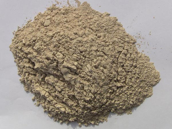 礬土性質(zhì) 礬土主要成分是氧化鋁，為煉鋁和耐火材料的主要原料。白色或灰白色，因含鐵而呈褐黃或淺紅色。密度3.45g/cm3，硬度1～3，不透明，質(zhì)脆。極難熔化，不溶于水，能溶于硫酸、氫氧化鈉溶液。 地區(qū)分布 中國(guó)鋁土礦資源比較豐富，在全國(guó)18個(gè)省、自治區(qū)、直轄市已查明鋁土礦產(chǎn)地205處，其中大型產(chǎn)地72處（不包括臺(tái)灣），主要分布在山西、山東、河北、河南、貴州、四川、廣西、遼寧、湖南等地。 投資前景 1.可用于煉鋁工業(yè)。用于國(guó)防、航空、汽車(chē)、電器、化工、日常生活用品等。 2.可用于精密鑄造。礬土熟料加工成細(xì)粉做成鑄模后精鑄。用于軍工、航天、通訊、儀表、機(jī)械及醫(yī)療器械部門(mén)。 3.可用于耐火制品。高鋁礬土熟料耐火度高達(dá)1780℃，化學(xué)穩(wěn)定性強(qiáng)、物理性能良好。 4.硅酸鋁耐火纖維。用于鋼鐵、有色冶金、電子、石油、化工、宇航、原子能、國(guó)防等多種工業(yè)，消防人員可用耐火纖維布做成衣服。 5.制造礬土水泥、研磨材料、陶瓷工業(yè)以及化學(xué)工業(yè)可制鋁的各種化合物。 鋁礬土磨粉制備 鋁礬土粉是選用煅燒過(guò)的熟鋁礬土礦石用雷蒙磨加工制成的細(xì)粉，粒度通常為100目-325目，在耐火材料行業(yè)得到了廣泛的應(yīng)用。通常加工的流程為先經(jīng)顎式破碎機(jī)進(jìn)行破碎，然后篩分進(jìn)入鋁礬土雷蒙磨或鋁礬土超細(xì)磨粉機(jī)中，進(jìn)行鋁礬土粉制備，使其應(yīng)用更加廣泛。